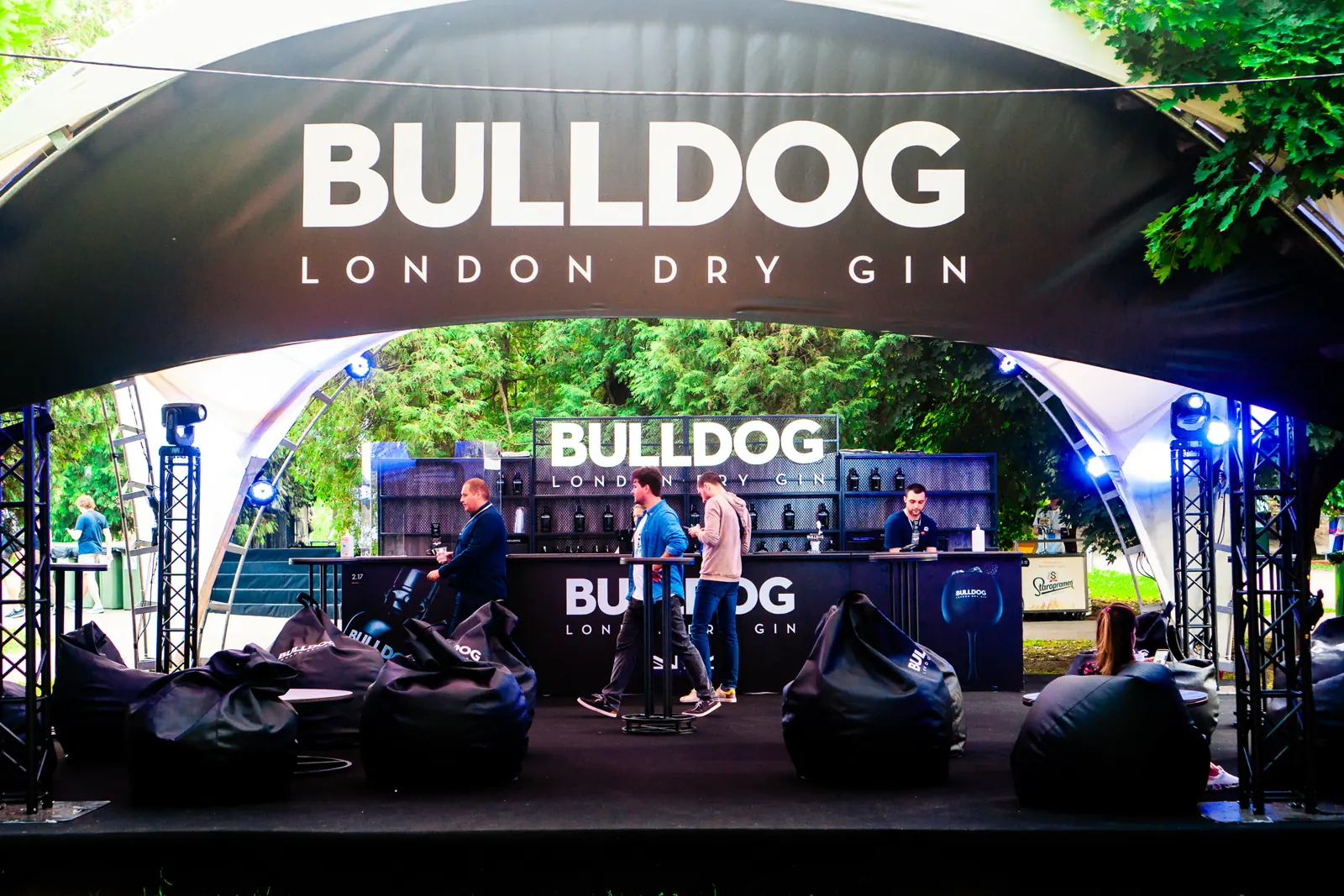 Bulldog London Dry Gin — Bulldog: бар під відкритим небом
